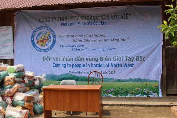 Trao quà cho nhân dân xã Chung Chải, huyện Mường Nhé